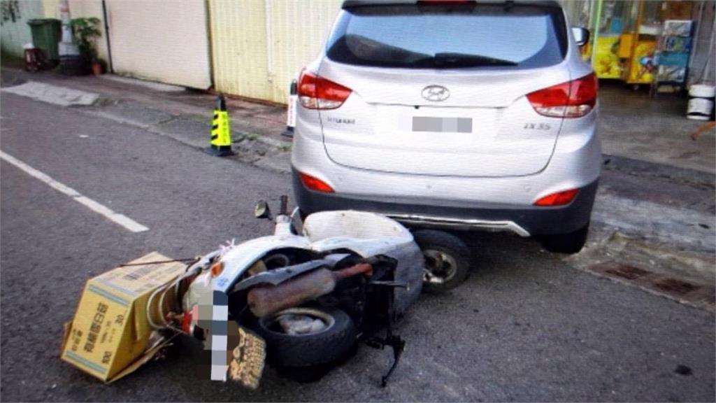 高雄驚險車禍!婦人為閃違停車 擦撞大貨車「頭險遭輾」