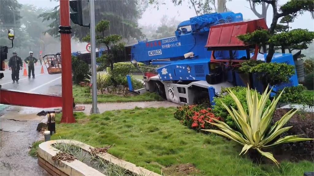 金門又淹了!馬路水淹及膝 警冒雨徒手清水溝