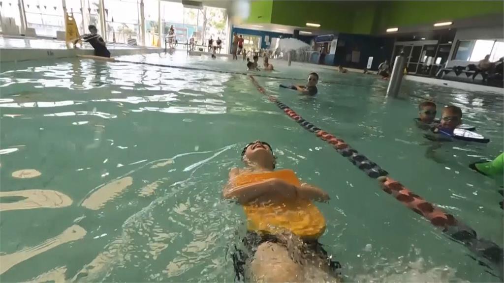 改善社交障礙、提升自救技巧　澳洲慈善機構為自閉症孩童開設游泳課