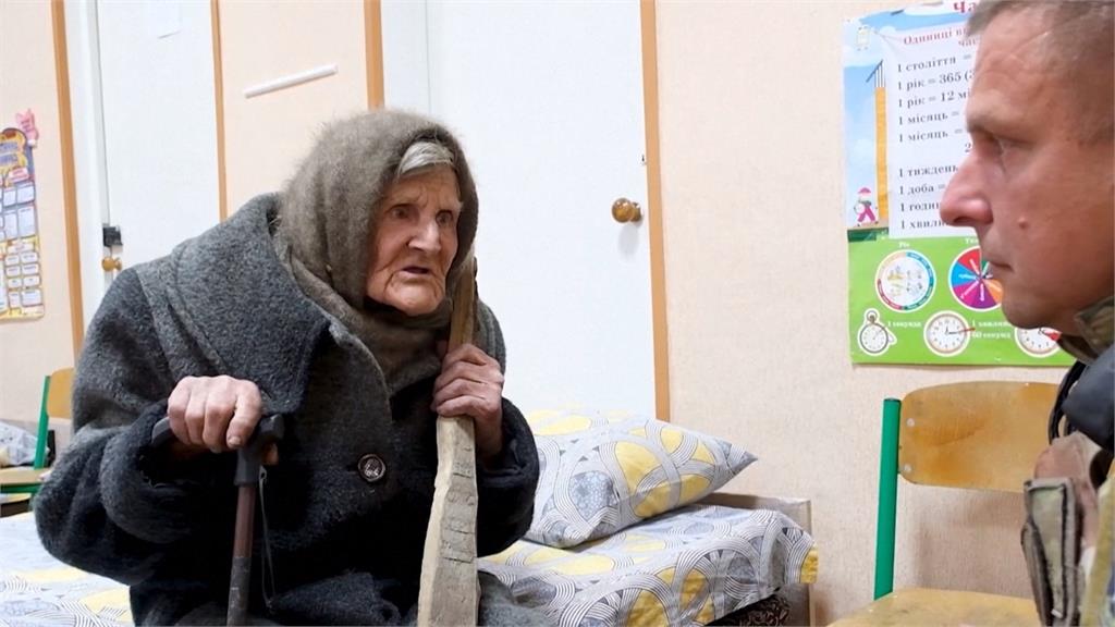 俄烏戰事膠著！　烏克蘭98歲老奶奶徒步10公里逃離戰火