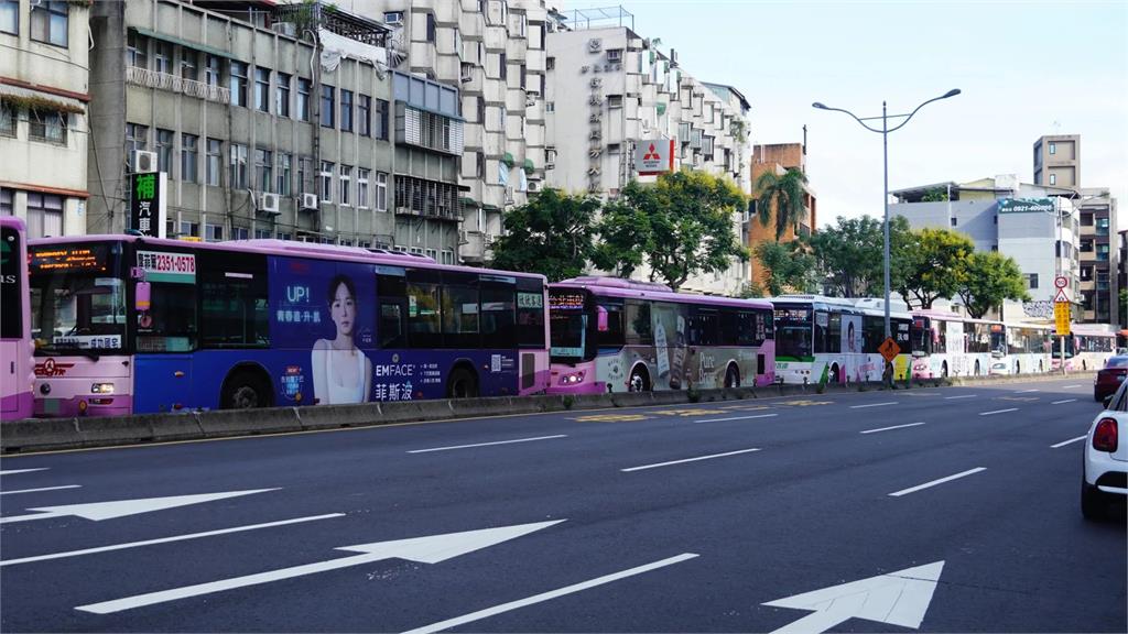 公館下午3點半「離峰照樣塞爆」公車排隊如接龍！網曬鐵證打臉徐巧芯：別膨風