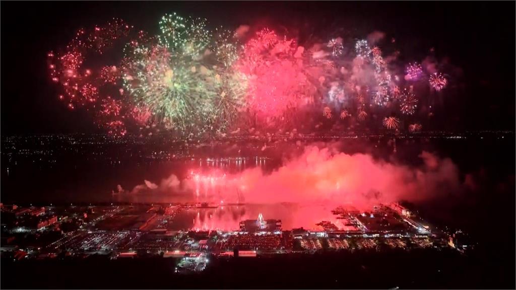 東石海之夏最終日人潮大爆滿　壓軸海上煙火秀超繽紛