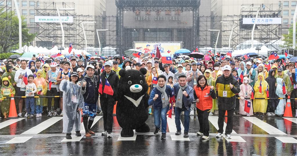 綜合／新年到！東園國小少棒現身北市府元旦升旗路跑「領唱國歌」延續世界冠軍熱潮