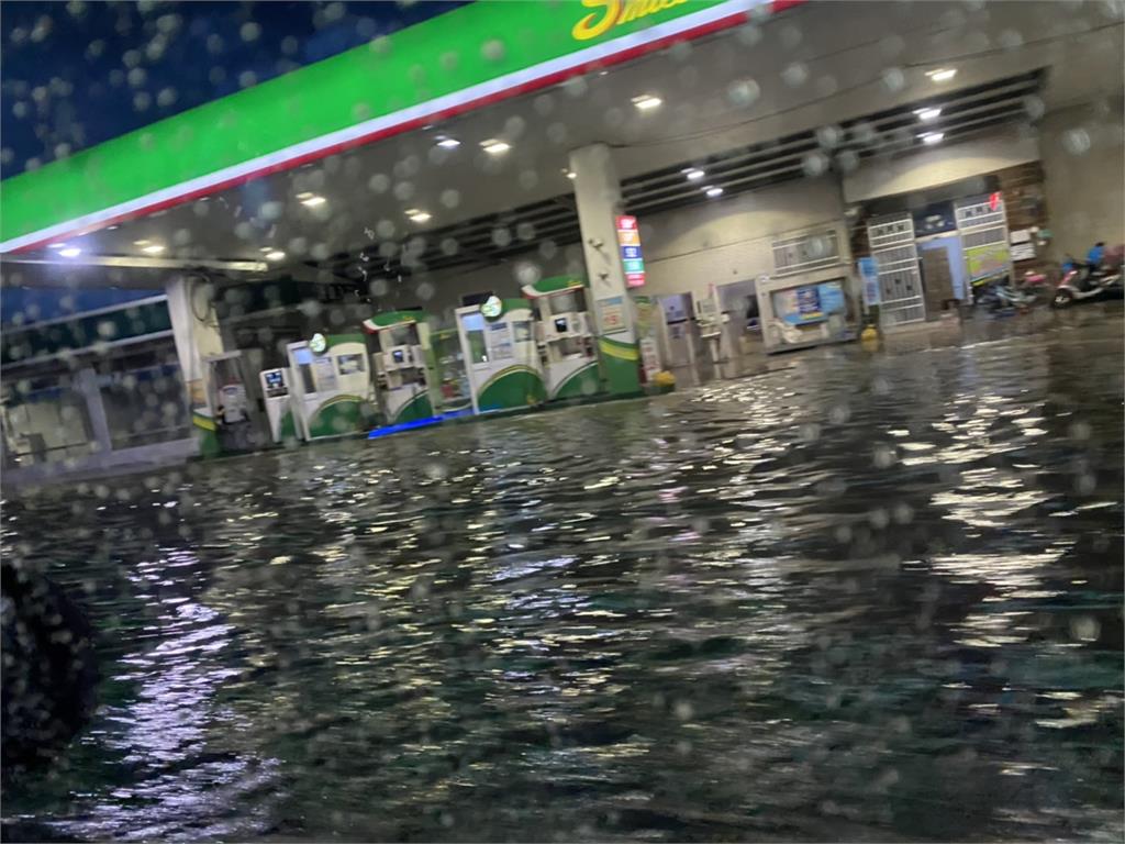 快新聞／大雨狂炸南台灣！　台南永康、高雄鳥松淹水「道路變小河」
