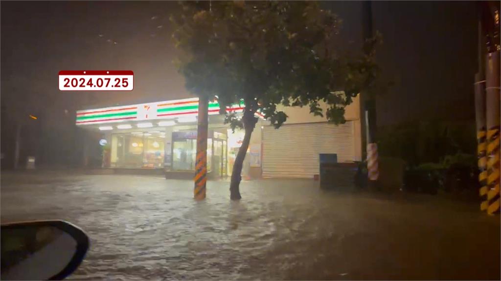 豪雨橫掃台中! 沙鹿馬路變小河 工地旁天坑吞2車