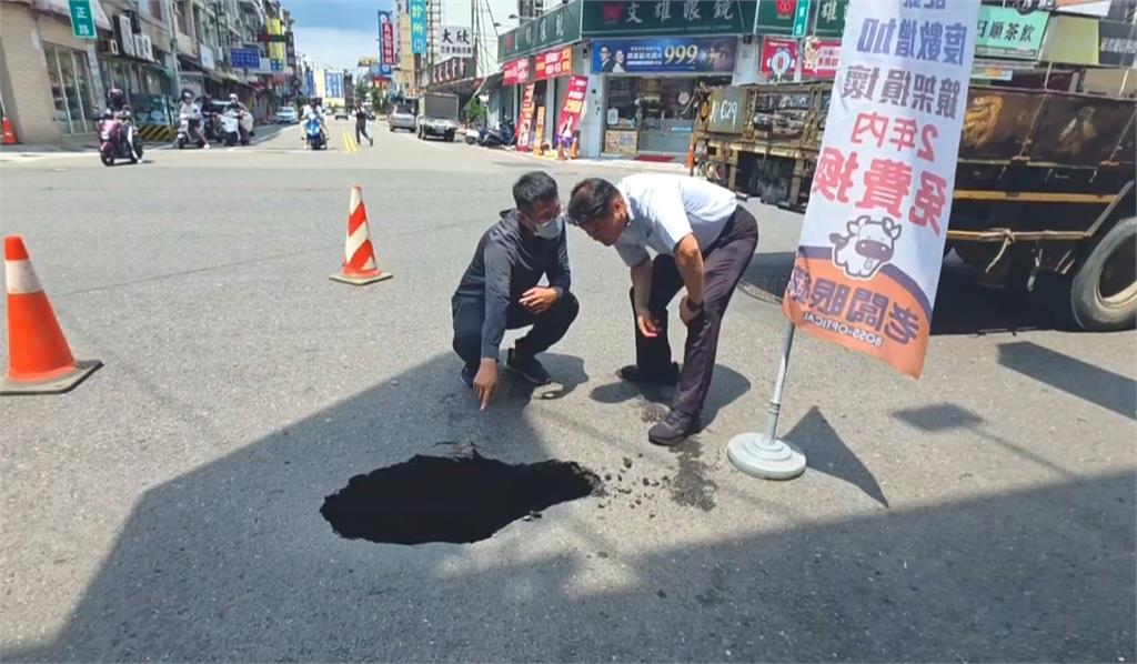 大貨車卡進1公尺坑洞　疑地底聯通管斷裂+大雨沖刷