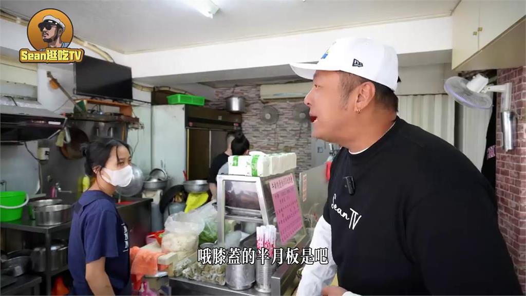 跟牛接吻！中國網紅嚐台灣牛肉麵被請客　老闆「親自餵牛舌」授正宗吃法