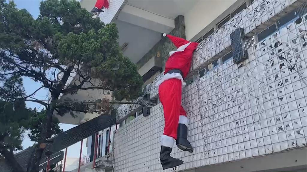 耶誕老人翻牆送禮.使命必達　萬巒區公所耶誕裝飾大玩創意