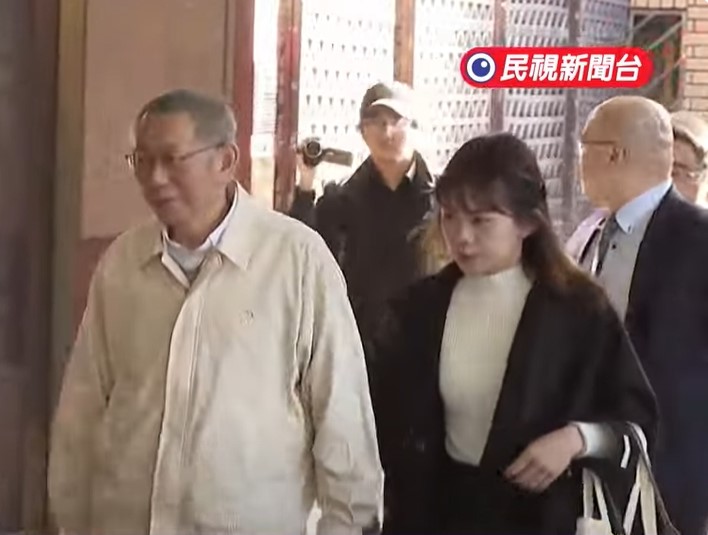 「長髮美女」陪柯文哲進北院!絕美真面目掀熱議…「真實身分」曝光