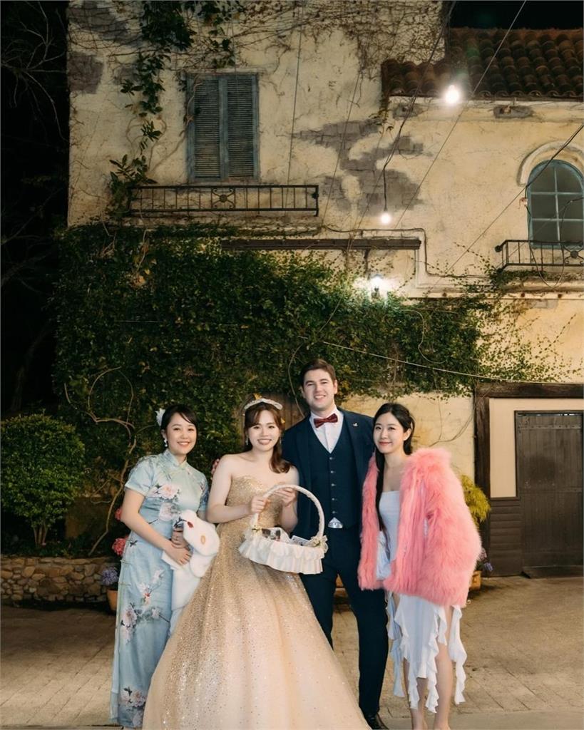 吳宗憲三女兒婚禮穿搭太美!平口洋裝「加碼開高衩」 吳宗憲三女兒婚禮穿搭太美!平口洋裝「加碼開高衩」好身材全現形