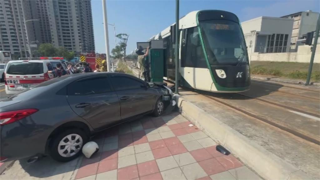 騎士逆向又闖燈釀擦撞 汽車失控險衝輕軌軌道