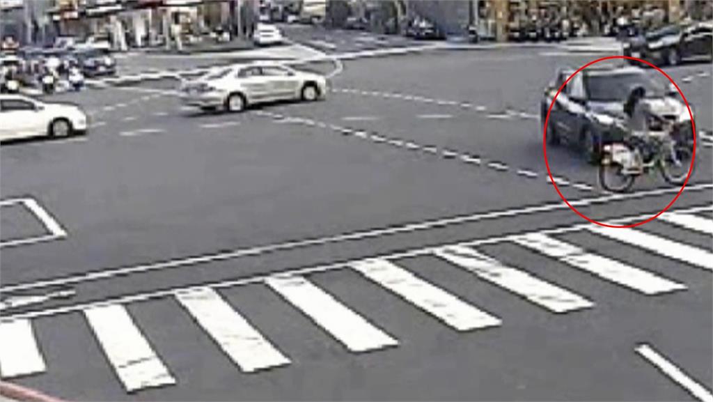 鬼遮掩?高雄女子遭機車撞倒 單車騎士斑馬線被轎車撞飛