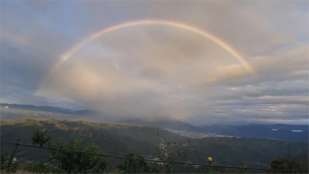 東北風+水氣!集集大山天時地利 絕美「霓虹光彩雲」現蹤