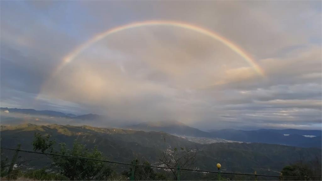 東北風+水氣！集集大山天時地利　絕美「霓虹光彩雲」現蹤