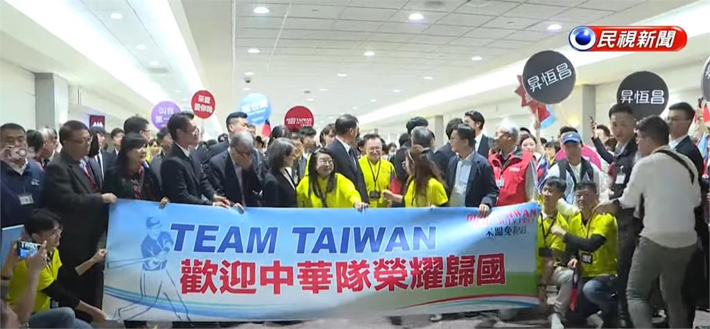 把台灣英雄當背景!采盟黃衣大媽蹭位拍照 網轟「黃巾之亂」怒喊抵制