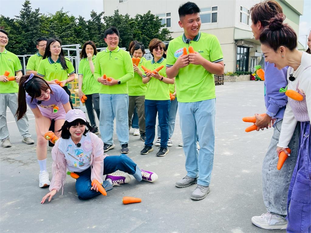 《綜藝新時代》胡蘿蔔職人駕駛700萬只載籃籃!氣得楊繡惠問「你老婆電話幾號」