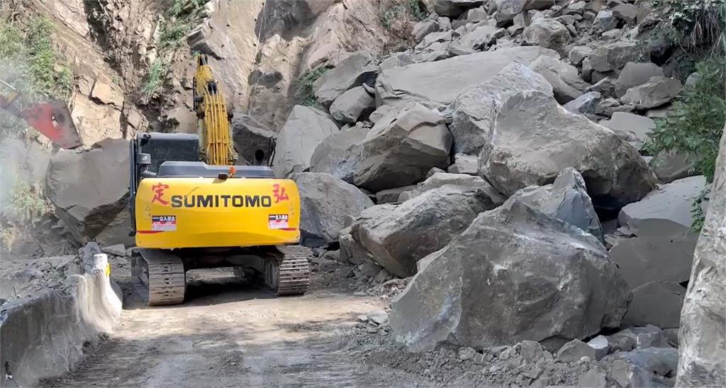 快新聞/嘉義縣道159甲「大量落石」道路中斷 大型機具進場搶通中
