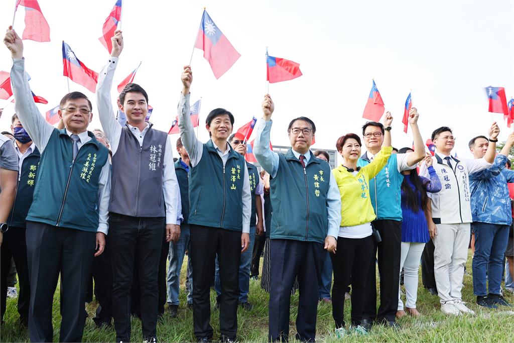 快新聞/台南國慶典禮旗海飛揚! 黃偉哲暖謝市民:團結撐過「這兩場」天災