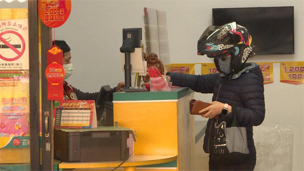 台中這間彩券行「鸚鵡展翅」大跳　當天顧客刮刮樂中百萬大紅包