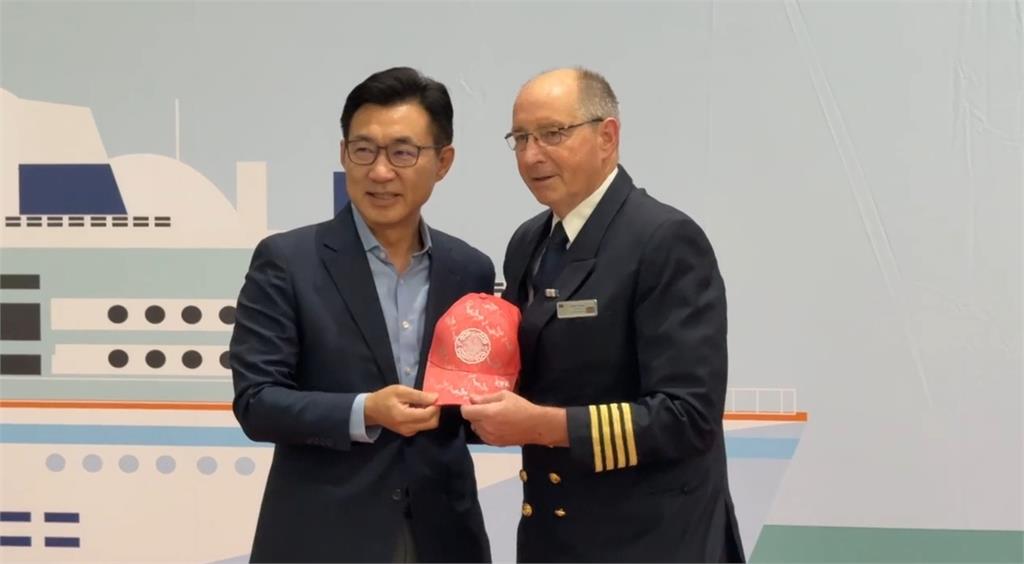 疫後國際郵輪首航台中港　何欣純、江啟臣隔空較勁
