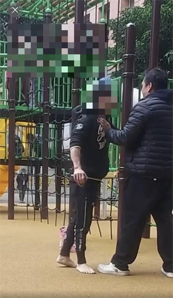 中和40多歲怪男「公園爆打小孩」！因「這事」失控動員警方…驚險畫面曝