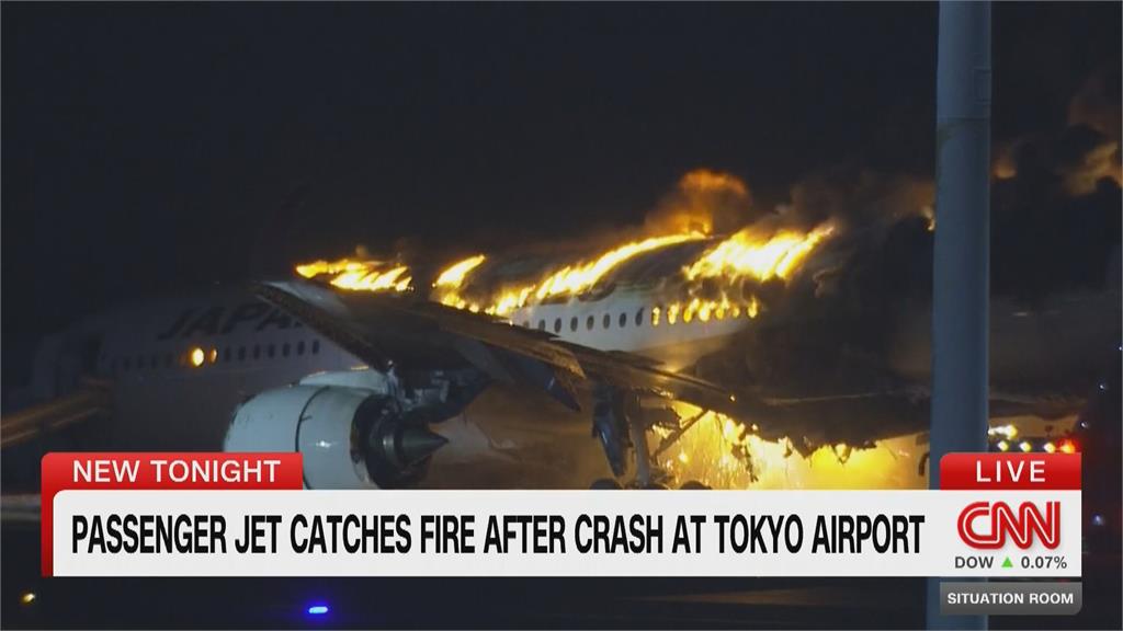羽田機場飛機擦撞 日航379人脫困、海上保安廳5死