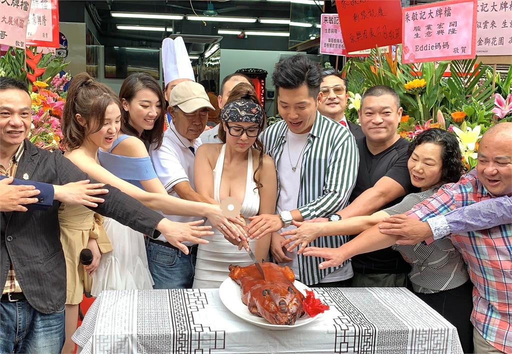 來勢兇兇！餐廳女老闆剪綵「穿這樣」掀暴動　男星PO文幫指路