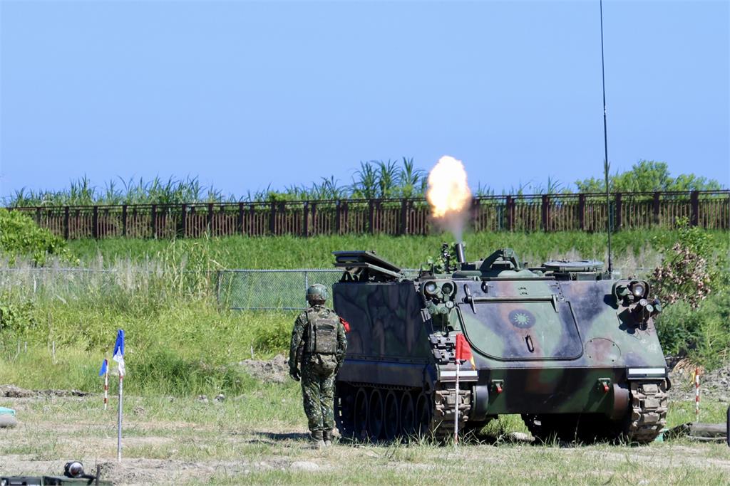 震撼!陸軍十軍團重砲保養射擊 連射56門炮彈無虛發