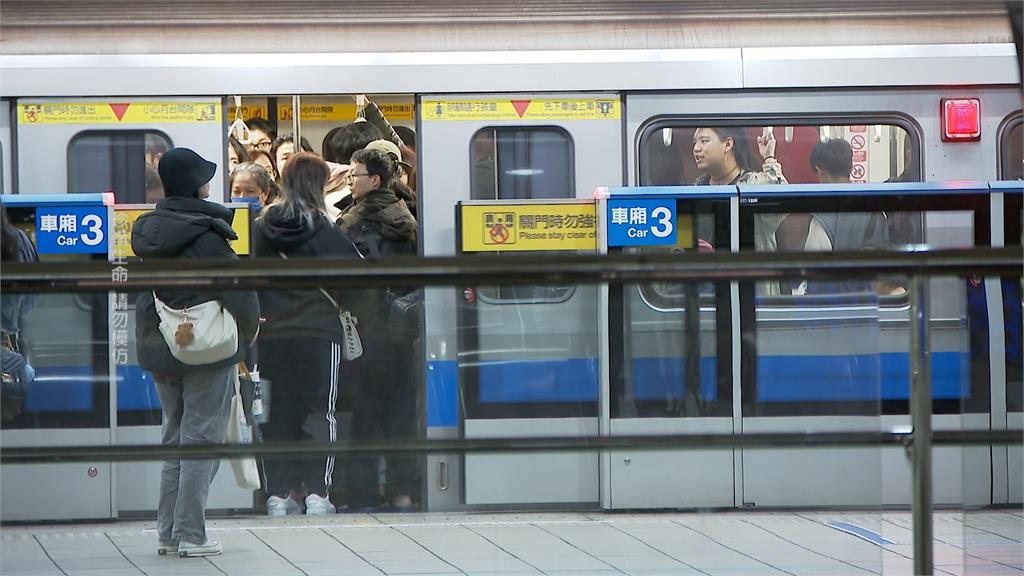 北捷傳女子落軌遭撞傷重不治 列車停駛旅客走軌道疏散