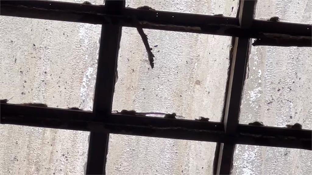 基隆醫院水桶奇景 網友戲稱「三十六天罡陣」
