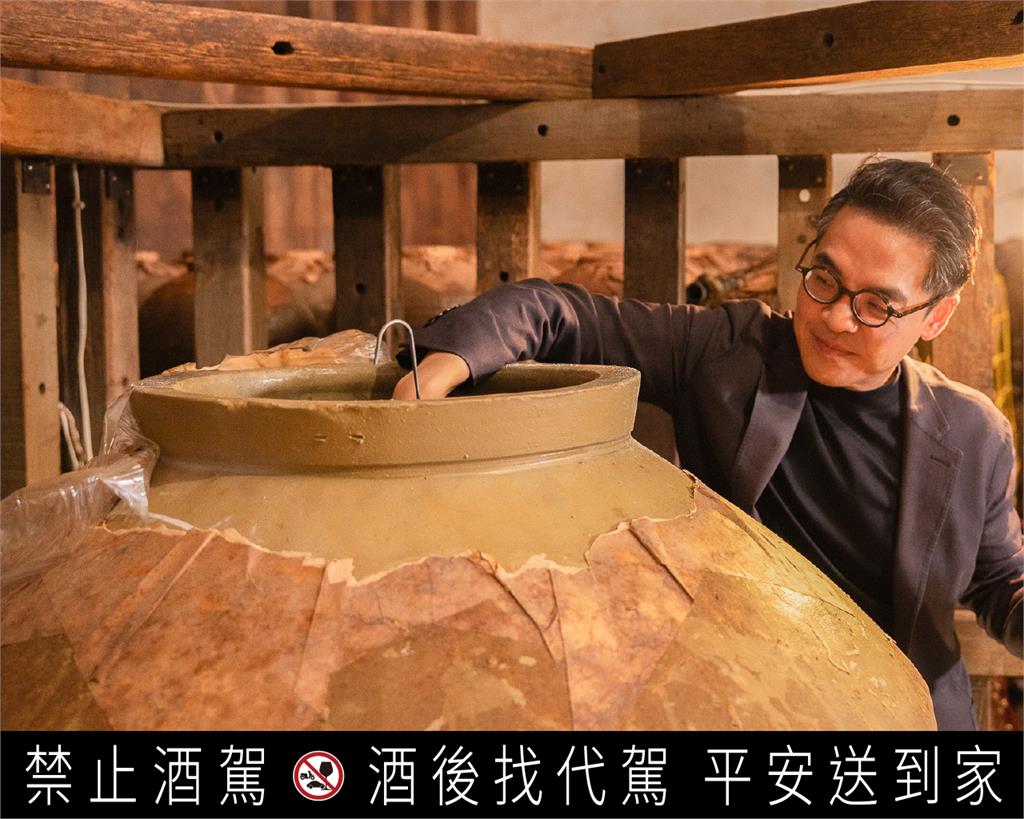 台酒嘉義酒廠舉行玉山二十年窖藏原漿陳高開甕儀式