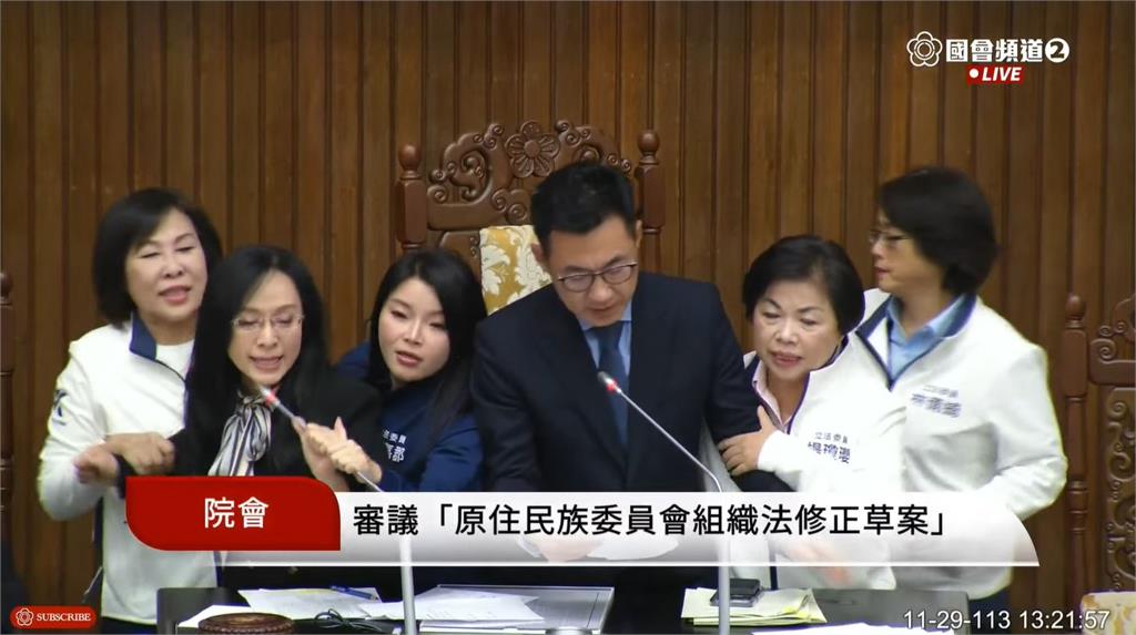 快新聞/藍突要求停止討論!陳瑩衝主席台抗議 徐巧芯、王鴻薇把人扯下台
