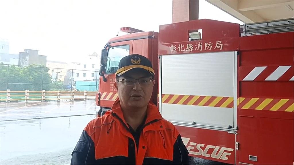 彰化濁水溪暴漲! 2人受困沙洲 消防出動怪手救援