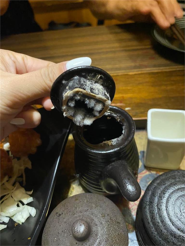醬油蓋內長毛炸出！網崩潰好像「黴菌鐘乳石」狂刷負評 店家發文致歉