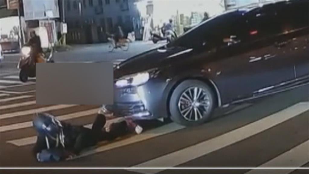 罐頭散落路中!女子趁紅燈撿拾遭撞倒 肇事駕駛假意送醫、下一秒開車逃