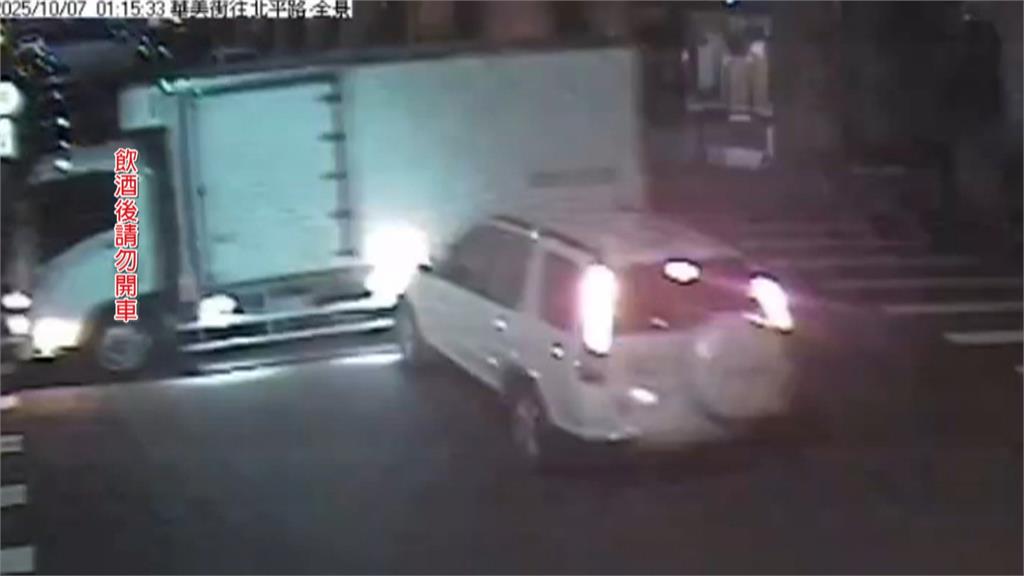 酒駕釀禍!休旅車攔腰撞上超商物流車 貨物掉滿地
