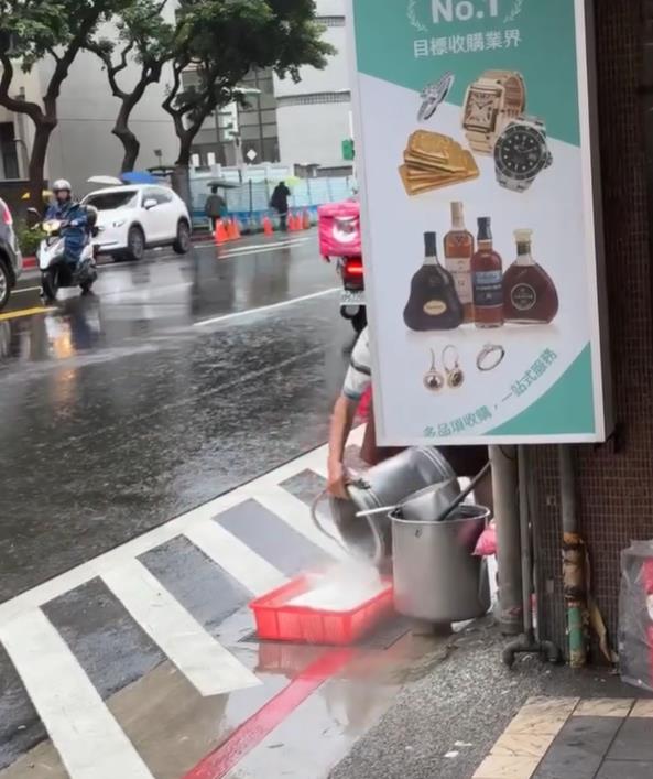 北市小吃店「水溝蓋上洗冬粉」超噁影片曝!網搜地圖街景嚇爛:每年都有⋯