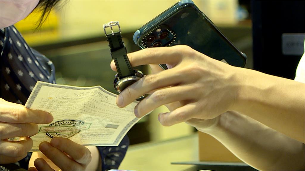 黃仁勳現身四平商圈「大啖豬腳」 民眾簽名合照來者不拒