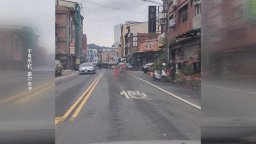 超危險!　埔里婦人單手騎機車載貨又載童