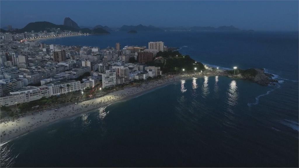 巴西里約熱內盧晚上也熱 海灘戲水消暑成奇景