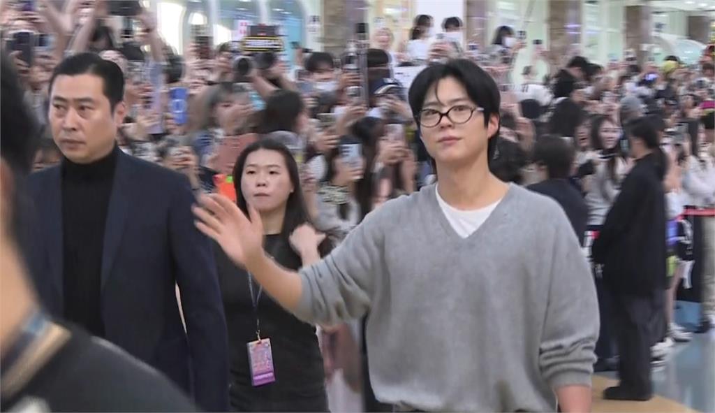 韓國頒獎典禮「AAA」將登場 IU、朴寶劍、女團IVE抵達高雄