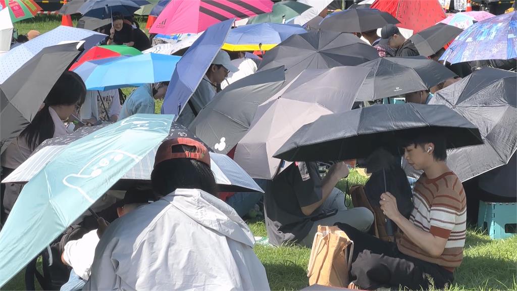 田馥甄高雄衛武營開唱 場外草皮歌迷野餐聽漏音