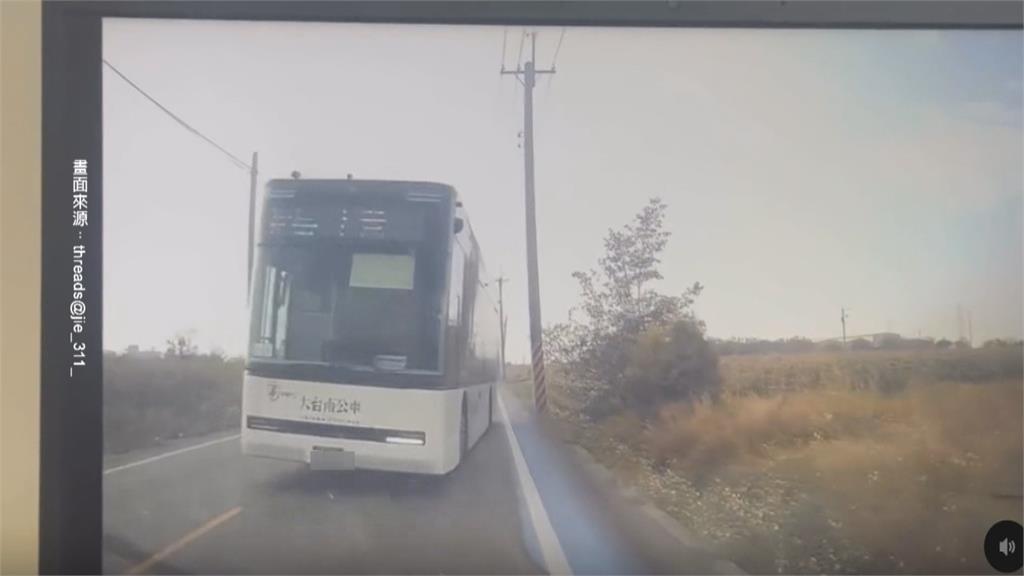 驚險一瞬間! 轎車險遭公車迎面撞上 駕駛駕壞