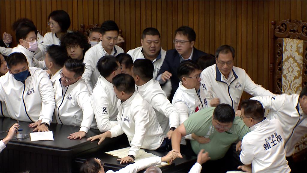 藍「突襲」審選罷法 綠委衝主席台杯葛爆全武行