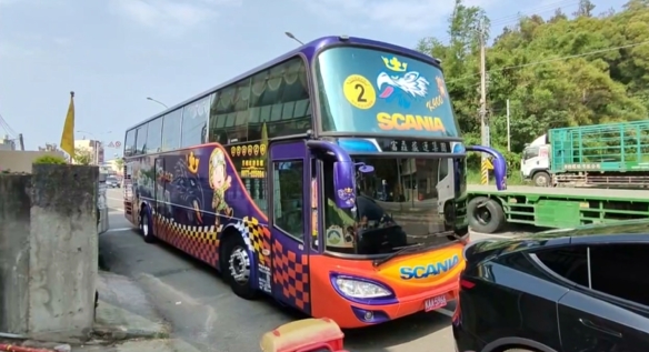 外套臂章攏係假！　找遊覽車司機代報白沙屯媽進香遭詐騙