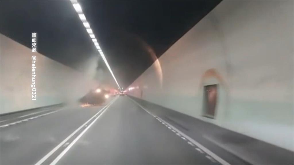 鏟子超人雪隧內翻車「奇蹟回正」 目擊者:好心人平安無事