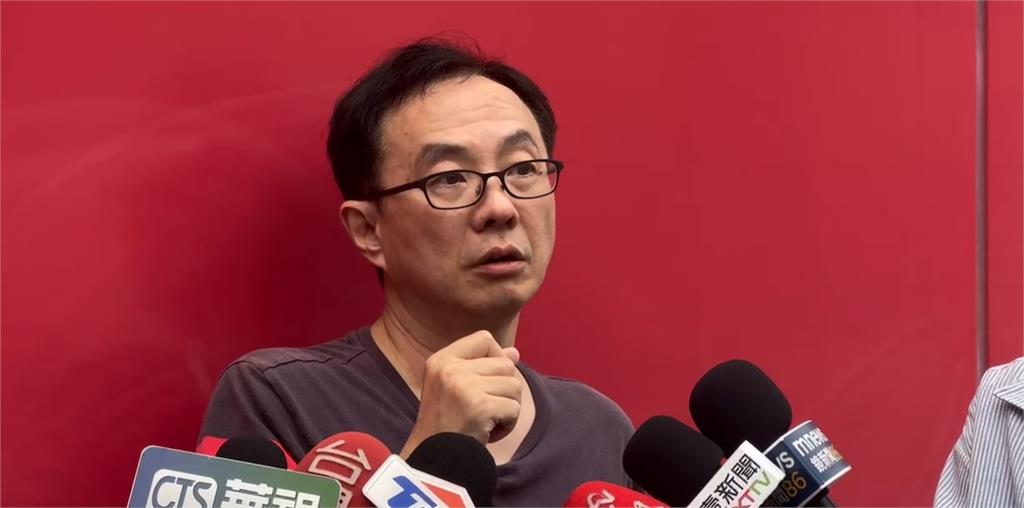 電動車自動停車出包? 車頭疑撞梁柱斜角留刮痕