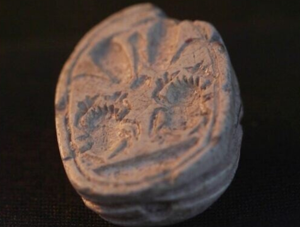 3歲童爬山撿3800年「青銅器時代護身符」…親曝拾取關鍵:它有牙齒!