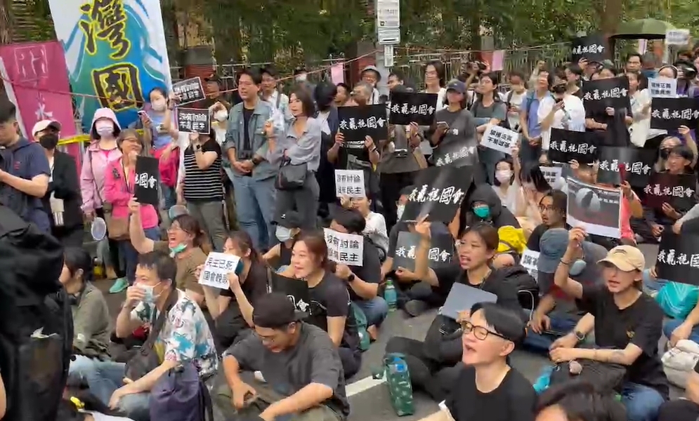 快新聞/超過2千人包圍立法院! 怒吼:黃國昌、韓國瑜下台