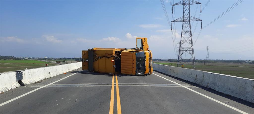 快新聞／除夕仍在拚清運！屏東崁頂垃圾車擦撞翻覆　2人受傷送醫